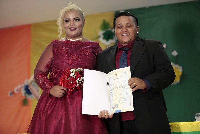 De vestido vermelho, a autónoma Kelly Ferrão, de 40 anos, segurando uma das mãos da noiva, a auxiliar de serviços gerais Suzana Pantoja, 35, não continha nos olhos a emoção pelo que estava por vir. "Chegamos aqui na luta, na raça mesmo. Estar aqui é um desafio vencido", confirmou, minutos antes de participar da 5a edição do Casamento Comunitário Homoafetivo, realizado na tarde desta sexta, 5, no auditório do Instituto de Ciências Jurídicas da Universidade Federal do Para (ICJ-UFPA). Além delas, outros dez casais de homens e mulheres gays, lésbicas, bissexuais e transexuais puderam oficializar, juridicamente, a relação estável, ou aos que queiram, apenas fazer a renovação dos votos. Embora não estivesse lotado, o espaço pareceu, diversas vezes, pequeno para comportar tanta emoção, orgulho e a certeza de que o amor sempre vence.
 <div class='credito_fotos'>Foto: Ricardo Amanajás / Ag. Pará   |   <a href='/midias/2019/originais/2851__j1o1205.jpg' download><i class='fa-solid fa-download'></i> Download</a></div>