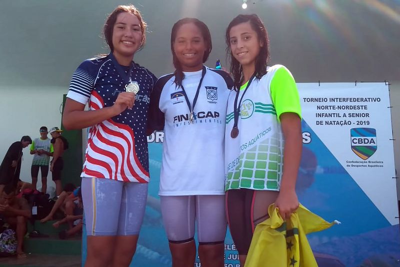 A piscina do parque aquático da Tuna Luso Brasileira, em Belém, ficou agitada nesta sexta-feira (5). Mais de 200 atletas participaram do 32° Torneio Interfederativo Norte-Nordeste Infantil a Sênior - Troféu Dr. Milton Medeiros, na qual conta com o apoio da Secretaria de Estado de Esporte e Lazer (Seel). A competição começou a partir das 9h, envolvendo também os estados do Maranhão, Amazonas, Pernambuco, Roraima, Bahia, Ceará, Sergipe, Amapá, Alagoas e Piauí. O evento segue até amanhã (6). <div class='credito_fotos'>Foto: ASCOM / SEEL   |   <a href='/midias/2019/originais/2852_foto1.jpg' download><i class='fa-solid fa-download'></i> Download</a></div>