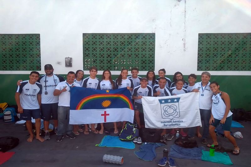 A piscina do parque aquático da Tuna Luso Brasileira, em Belém, ficou agitada nesta sexta-feira (5). Mais de 200 atletas participaram do 32° Torneio Interfederativo Norte-Nordeste Infantil a Sênior - Troféu Dr. Milton Medeiros, na qual conta com o apoio da Secretaria de Estado de Esporte e Lazer (Seel). A competição começou a partir das 9h, envolvendo também os estados do Maranhão, Amazonas, Pernambuco, Roraima, Bahia, Ceará, Sergipe, Amapá, Alagoas e Piauí. O evento segue até amanhã (6). <div class='credito_fotos'>Foto: ASCOM / SEEL   |   <a href='/midias/2019/originais/2852_foto3.jpg' download><i class='fa-solid fa-download'></i> Download</a></div>