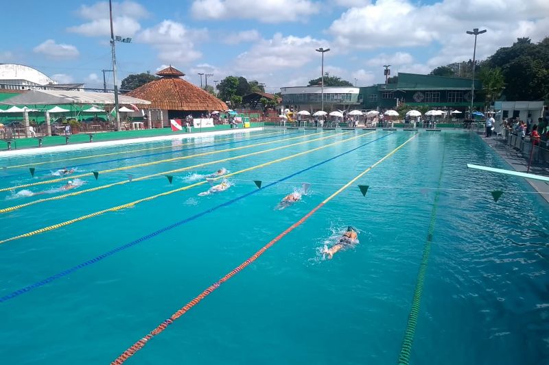 A piscina do parque aquático da Tuna Luso Brasileira, em Belém, ficou agitada nesta sexta-feira (5). Mais de 200 atletas participaram do 32° Torneio Interfederativo Norte-Nordeste Infantil a Sênior - Troféu Dr. Milton Medeiros, na qual conta com o apoio da Secretaria de Estado de Esporte e Lazer (Seel). A competição começou a partir das 9h, envolvendo também os estados do Maranhão, Amazonas, Pernambuco, Roraima, Bahia, Ceará, Sergipe, Amapá, Alagoas e Piauí. O evento segue até amanhã (6). <div class='credito_fotos'>Foto: ASCOM / SEEL   |   <a href='/midias/2019/originais/2852_foto4.jpg' download><i class='fa-solid fa-download'></i> Download</a></div>