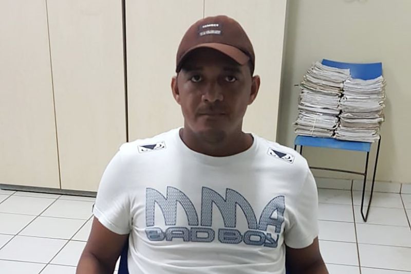 A Polícia Civil deflagrou a operação "Comprometimento" e cumpriu, nesta sexta-feira (5), o mandado de prisão preventiva em nome de Glendson Pereira da Silva. O acusado é apontado como o garupa da moto e executor do crime de homicídio, que vitimou o advogado João Vieira Bezerra, ocorrido no último dia 8 de junho de 2019, em Novo Repartimento. <div class='credito_fotos'>Foto: ASCOM / POLÍCIA CÍVIL   |   <a href='/midias/2019/originais/2855_foto1.jpg' download><i class='fa-solid fa-download'></i> Download</a></div>