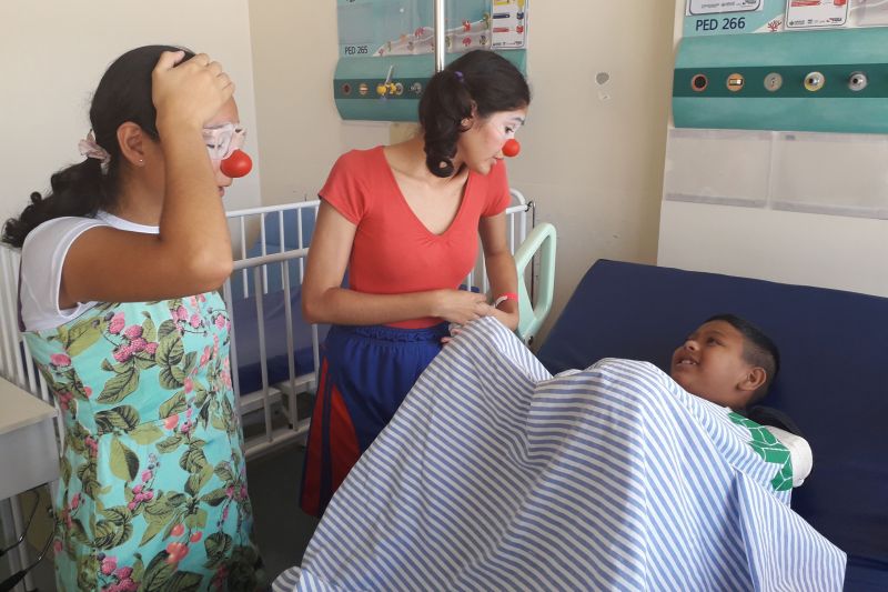 Crianças internadas no Hospital Metropolitano de Urgência e Emergência (HMUE), em Ananindeua (PA), receberam visitantes especiais na sexta-feira (5). Jovens voluntários da Trupe de Palhaços Curativos motivaram sorrisos pelas enfermarias da Clínica Pediátrica e do Centro de Tratamento de Queimados. <div class='credito_fotos'>Foto: Dayane Baía /Ascom HMUE   |   <a href='/midias/2019/originais/2857_20190705_160436.jpg' download><i class='fa-solid fa-download'></i> Download</a></div>