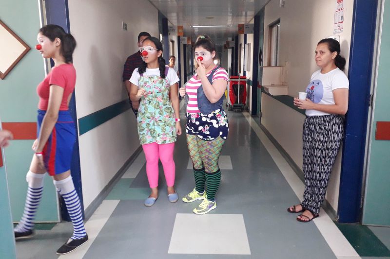 Crianças internadas no Hospital Metropolitano de Urgência e Emergência (HMUE), em Ananindeua (PA), receberam visitantes especiais na sexta-feira (5). Jovens voluntários da Trupe de Palhaços Curativos motivaram sorrisos pelas enfermarias da Clínica Pediátrica e do Centro de Tratamento de Queimados. <div class='credito_fotos'>Foto: Dayane Baía /Ascom HMUE   |   <a href='/midias/2019/originais/2857_20190705_162809.jpg' download><i class='fa-solid fa-download'></i> Download</a></div>