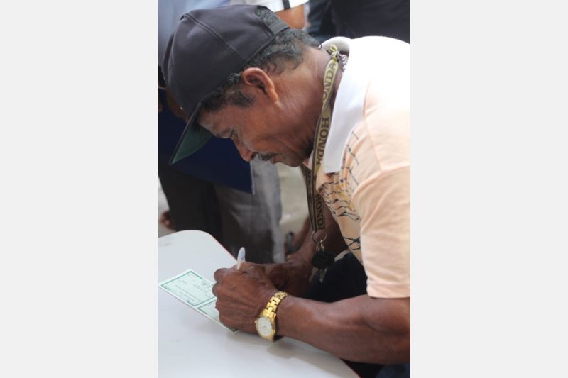 Cerca de 1.500 atendimentos foram feitos na ação de saúde e cidadania promovida pela Fundação ParáPaz, neste sábado (6), no município de Mocajuba, que hoje também celebrava seus 124 anos. A prestação de serviços ocorreu de 8h às 17h, no Instituto Nossa Senhora das Graças. <div class='credito_fotos'>Foto: Ana Paula Lima / Ascom ParáPaz   |   <a href='/midias/2019/originais/2860_foto2.jpg' download><i class='fa-solid fa-download'></i> Download</a></div>