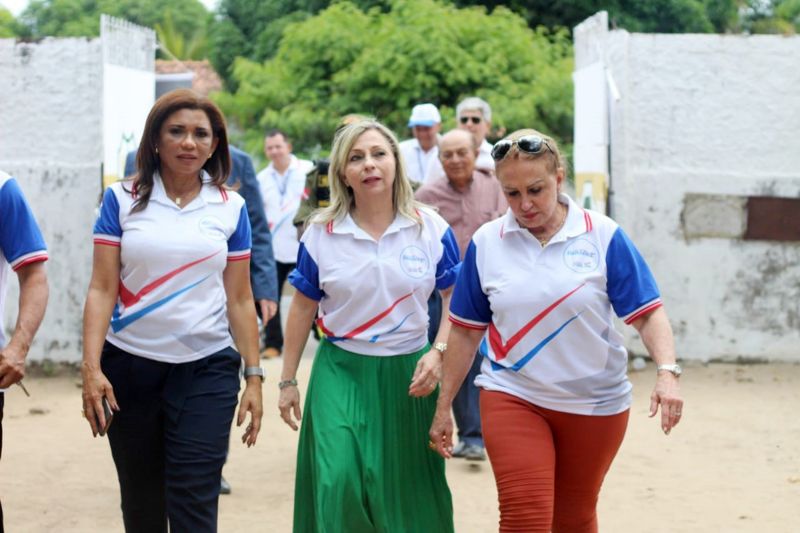 Cerca de 1.500 atendimentos foram feitos na ação de saúde e cidadania promovida pela Fundação ParáPaz, neste sábado (6), no município de Mocajuba, que hoje também celebrava seus 124 anos. A prestação de serviços ocorreu de 8h às 17h, no Instituto Nossa Senhora das Graças. <div class='credito_fotos'>Foto: Ana Paula Lima / Ascom ParáPaz   |   <a href='/midias/2019/originais/2860_foto3.jpg' download><i class='fa-solid fa-download'></i> Download</a></div>