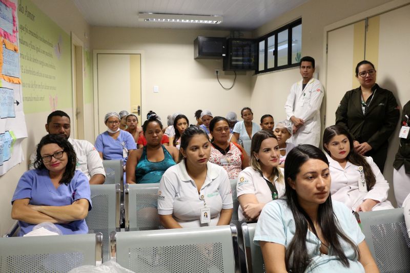 O curso sobre técnica de Banho de Ofurô realizado pelo Hospital Materno-Infantil de Barcarena Dra. Anna Turan (HMIB), gerenciado pela Pró-Saúde Associação Beneficente de Assistência Social e Hospitalar, foi ministrado para as mães com o intuito de repassar as etapas do método e ressaltar os benefícios da prática. A ação, realizada na última sexta-feira (05), contou com a participação das mães, familiares e equipe multiprofissional da unidade. O curso acontecerá uma vez por mês, mas a equipe da unidade manterá o treinamento nas enfermarias durante a semana para auxiliar as mães. <div class='credito_fotos'>Foto: ASCOM / HMIB   |   <a href='/midias/2019/originais/2861_img_0665.jpg' download><i class='fa-solid fa-download'></i> Download</a></div>