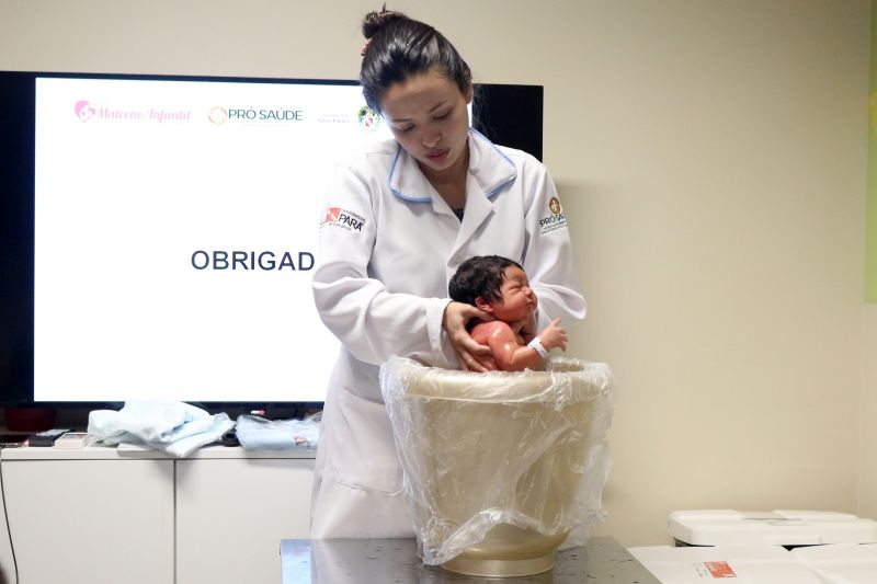 O curso sobre técnica de Banho de Ofurô realizado pelo Hospital Materno-Infantil de Barcarena Dra. Anna Turan (HMIB), gerenciado pela Pró-Saúde Associação Beneficente de Assistência Social e Hospitalar, foi ministrado para as mães com o intuito de repassar as etapas do método e ressaltar os benefícios da prática. A ação, realizada na última sexta-feira (05), contou com a participação das mães, familiares e equipe multiprofissional da unidade. O curso acontecerá uma vez por mês, mas a equipe da unidade manterá o treinamento nas enfermarias durante a semana para auxiliar as mães. <div class='credito_fotos'>Foto: ASCOM / HMIB   |   <a href='/midias/2019/originais/2861_img_0668.jpg' download><i class='fa-solid fa-download'></i> Download</a></div>