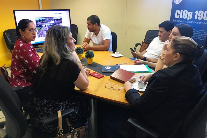 A capitã da reserva da Polícia Militar, que é integrante da Associação dos Oficiais Militares (PM/BM) da Reserva e Reformados do Estado do Pará (AMIRPA) e atual diretora da TV Cultura e de Comunicação Integrada da Fundação Paraense de Radiofusão (Funtelpa), Vanessa Vasconcelos, e mais o coordenador de Jornalismo da TV Cultura, Kelves Raniery, e a coordenadora do Portal Cultura, Kenny Teixeira, visitaram o Centro Integrado de Operações (Ciop), na manhã desta segunda-feira (8). O objetivo da visita foi conhecer as instalações e sistemas do Centro, compreender o serviço disponibilizado para a população paraense e tratar de parcerias com projetos do Ciop. <div class='credito_fotos'>Foto: ASCOM / CIOP   |   <a href='/midias/2019/originais/2864_7.jpg' download><i class='fa-solid fa-download'></i> Download</a></div>