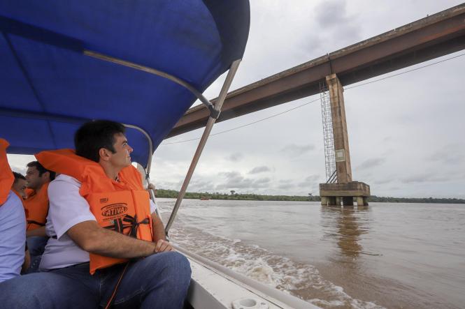 Acompanhado por secretários de Estado, deputados e técnicos da Secretaria de Estado de Trasportes (Detran), do Conselho Regional de Engenharia (Crea-PA) e do Corpo de Bombeiros, o governador Helder Barbalho vistoriou, na manhã deste sábado (26), a ponte Rio Moju, localizada no quilômetro 48 da Alça Viária. A estrutura, que é a segunda no sentido de quem vai de Moju para Belém, apresenta problemas de corrosão e de desgaste em pilares e estacas, além de uma dilatação um pouco maior do que o habitual entre dois blocos de concreto que compõem as pistas de rolamento. A situação tem preocupado moradores da área e usuários da ponte.

FOTO: MARCO SANTOS / AGÊNCIA PARÁ
BELÉM - PARÁ
DATA; 26.01.2019 <div class='credito_fotos'>Foto: Marco Santos / Ag. Pará   |   <a href='/midias/2019/originais/286c66c7-184f-4294-a4c7-01ffd5d91f78.jpg' download><i class='fa-solid fa-download'></i> Download</a></div>