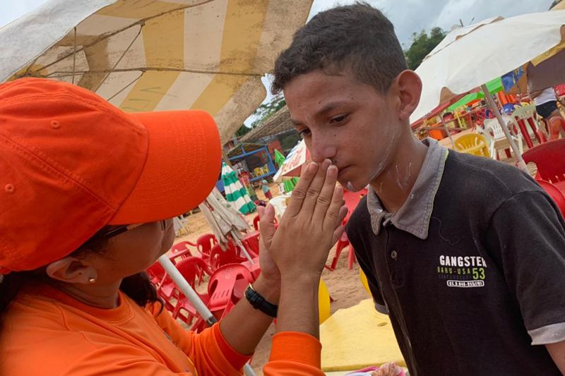 O período de férias chegou e para quem mora no sudeste do Estado ou visita a região, é tempo de se divertir, de curtir as praias e balneários, mas é preciso ter cuidado com os excessos. A equipe da Unidade de Alta Complexidade em Oncologia Dr. Vitor Moutinho (Unacon) alerta sobre os perigos da falta de cuidado, principalmente, com a pele, durante o período do verão amazônico. <div class='credito_fotos'>Foto: Ascom Unacon   |   <a href='/midias/2019/originais/2873_49c70cb1-124c-4f67-bd1b-a347ec764673.jpg' download><i class='fa-solid fa-download'></i> Download</a></div>
