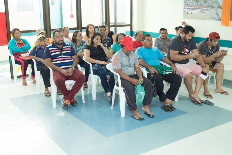 A visão é um dos principais sentidos do corpo humano. Apesar de sua importância, 34% dos brasileiros nunca fizeram uma consulta com o oftalmologista. Por isso, em comemoração ao Dia da Saúde Ocular - 10 de Julho -, o oftalmologista José Afonso de Moraes, do Hospital Regional Público do Marajó (HRPM), no município de Breves, destaca os cuidados para manutenção da saúde ocular e prevenção à cegueira.
"É muito importante que, desde o pré-natal, sejam observados todos os cuidados para que a saúde ocular seja preservada", frisou o médico, que ressaltou entre os cuidados necessários uma boa higiene dos olhos e bom senso para atitudes que possam prevenir danos à visão. "Temos que evitar que a grávida tenha contato com doenças infecciosas, como toxoplasmose, sífilis e infecções virais, que podem ser graves para os fetos", enfatizou José Afonso de Moraes. <div class='credito_fotos'>Foto: Ascom HRPM   |   <a href='/midias/2019/originais/2881_atendimentoambularot.jpg' download><i class='fa-solid fa-download'></i> Download</a></div>