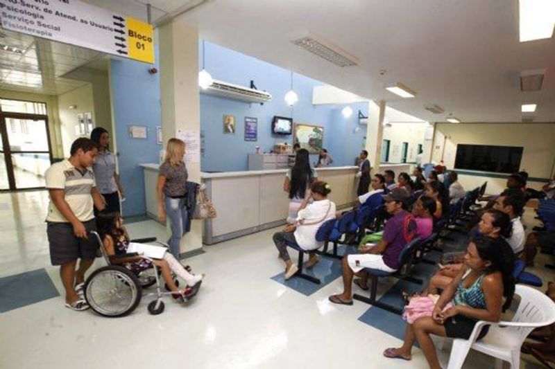 A visão é um dos principais sentidos do corpo humano. Apesar de sua importância, 34% dos brasileiros nunca fizeram uma consulta com o oftalmologista. Por isso, em comemoração ao Dia da Saúde Ocular - 10 de Julho -, o oftalmologista José Afonso de Moraes, do Hospital Regional Público do Marajó (HRPM), no município de Breves, destaca os cuidados para manutenção da saúde ocular e prevenção à cegueira.
"É muito importante que, desde o pré-natal, sejam observados todos os cuidados para que a saúde ocular seja preservada", frisou o médico, que ressaltou entre os cuidados necessários uma boa higiene dos olhos e bom senso para atitudes que possam prevenir danos à visão. "Temos que evitar que a grávida tenha contato com doenças infecciosas, como toxoplasmose, sífilis e infecções virais, que podem ser graves para os fetos", enfatizou José Afonso de Moraes. <div class='credito_fotos'>Foto: Ascom HRPM   |   <a href='/midias/2019/originais/2881_recepcaocentral.jpg' download><i class='fa-solid fa-download'></i> Download</a></div>