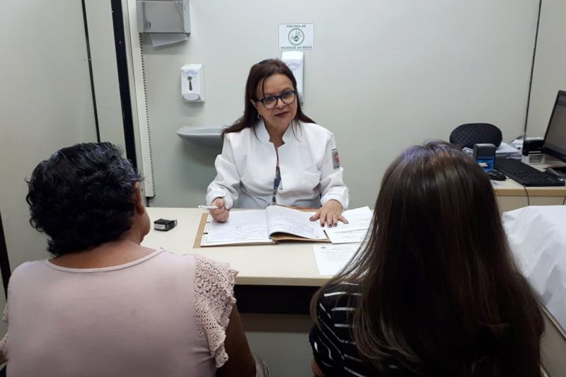  A rotina dos usuários em tratamento médico na Fundação Centro de Hemoterapia e Hematologia do Pará (Hemopa, foi bem diferente do cotidiano com uma visita surpresa nesta terça-feira, 9, do Robô da Hemofilia A, que passou o dia esclarecendo dúvidas e repassando informações para quem quer saber mais sobre a doença que atualmente atinge cerca de 12 mil pessoas no Brasil, entre os tipos A e B.
Na foto Dra Saide Trindade. <div class='credito_fotos'>Foto: ASCOM / HEMOPA   |   <a href='/midias/2019/originais/2882_foto1drasaidetrindade.jpg' download><i class='fa-solid fa-download'></i> Download</a></div>