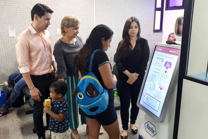  A rotina dos usuários em tratamento médico na Fundação Centro de Hemoterapia e Hematologia do Pará (Hemopa, foi bem diferente do cotidiano com uma visita surpresa nesta terça-feira, 9, do Robô da Hemofilia A, que passou o dia esclarecendo dúvidas e repassando informações para quem quer saber mais sobre a doença que atualmente atinge cerca de 12 mil pessoas no Brasil, entre os tipos A e B. <div class='credito_fotos'>Foto: ASCOM / HEMOPA   |   <a href='/midias/2019/originais/2882_foto3.jpg' download><i class='fa-solid fa-download'></i> Download</a></div>