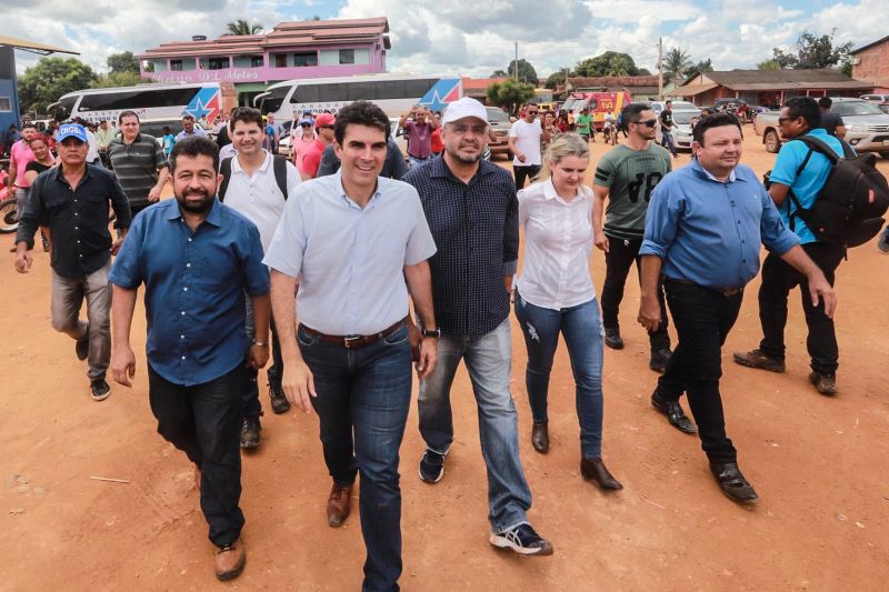 Governador assina termo de início das obras de terraplanagem, pavimentação asfáltica e drenagem pluvial Município de Placas.

FOTO: MARCO SANTOS / AGÊNCIA PARÁ
DATA: 10.07.2019
PLACAS - PARÁ <div class='credito_fotos'>Foto: Marco Santos / Ag. Pará   |   <a href='/midias/2019/originais/2883_img_6197.jpg' download><i class='fa-solid fa-download'></i> Download</a></div>