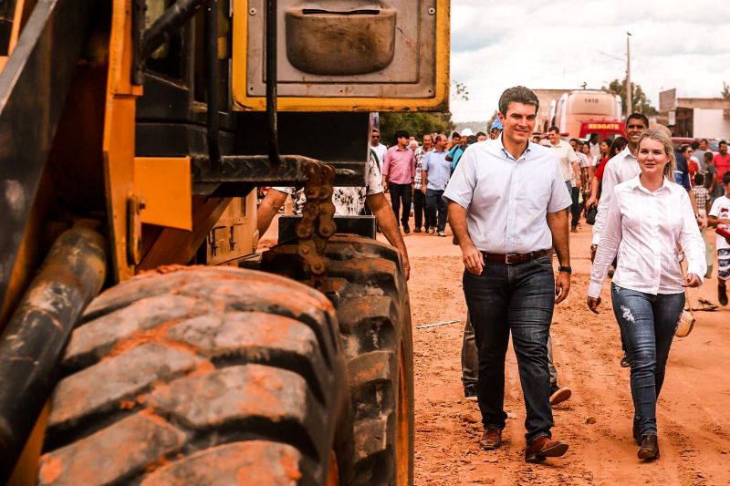 Governador assina termo de início das obras de terraplanagem, pavimentação asfáltica e drenagem pluvial Município de Placas.

FOTO: MARCO SANTOS / AGÊNCIA PARÁ
DATA: 10.07.2019
PLACAS - PARÁ <div class='credito_fotos'>Foto: Marco Santos / Ag. Pará   |   <a href='/midias/2019/originais/2883_img_6635.jpg' download><i class='fa-solid fa-download'></i> Download</a></div>