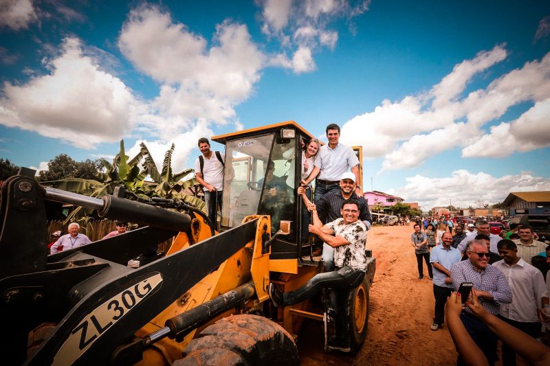 Governador assina termo de início das obras de terraplanagem, pavimentação asfáltica e drenagem pluvial Município de Placas.

FOTO: MARCO SANTOS / AGÊNCIA PARÁ
DATA: 10.07.2019
PLACAS - PARÁ <div class='credito_fotos'>Foto: Marco Santos / Ag. Pará   |   <a href='/midias/2019/originais/2883_img_6660.jpg' download><i class='fa-solid fa-download'></i> Download</a></div>