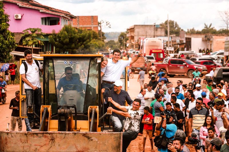 Governador assina termo de início das obras de terraplanagem, pavimentação asfáltica e drenagem pluvial Município de Placas.

FOTO: MARCO SANTOS / AGÊNCIA PARÁ
DATA: 10.07.2019
PLACAS - PARÁ <div class='credito_fotos'>Foto: Marco Santos / Ag. Pará   |   <a href='/midias/2019/originais/2883_img_6706.jpg' download><i class='fa-solid fa-download'></i> Download</a></div>