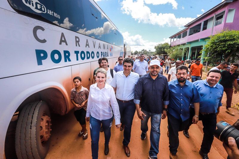Governador assina termo de início das obras de terraplanagem, pavimentação asfáltica e drenagem pluvial Município de Placas.

FOTO: MARCO SANTOS / AGÊNCIA PARÁ
DATA: 10.07.2019
PLACAS - PARÁ <div class='credito_fotos'>Foto: Marco Santos / Ag. Pará   |   <a href='/midias/2019/originais/2883_img_6784.jpg' download><i class='fa-solid fa-download'></i> Download</a></div>