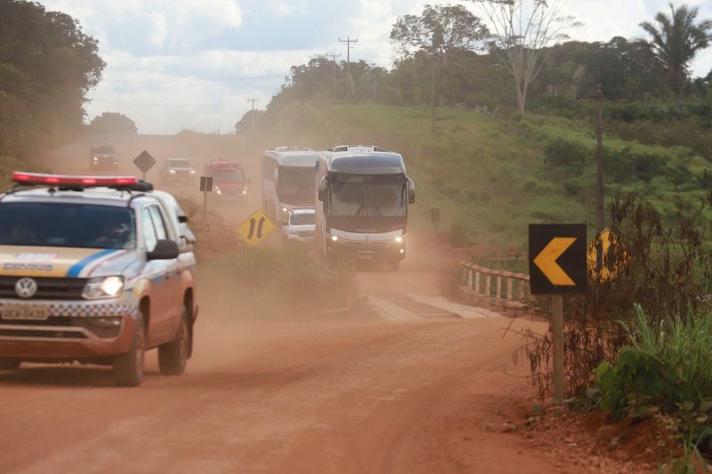 CARAVANA DO GOVER NO " POR TODO O PARÁ NA ESTRADA QUE LIGA  O MUNICÍPIO DE PLACAS A CIDADE DE URUARÁ.

FOTO: MARCO SANTOS / AGÊNCIA PARÁ
DATA: 10.07.2019
URUARÁ - PARÁ <div class='credito_fotos'>Foto: Marco Santos / Ag. Pará   |   <a href='/midias/2019/originais/2886_img_6802.jpg' download><i class='fa-solid fa-download'></i> Download</a></div>