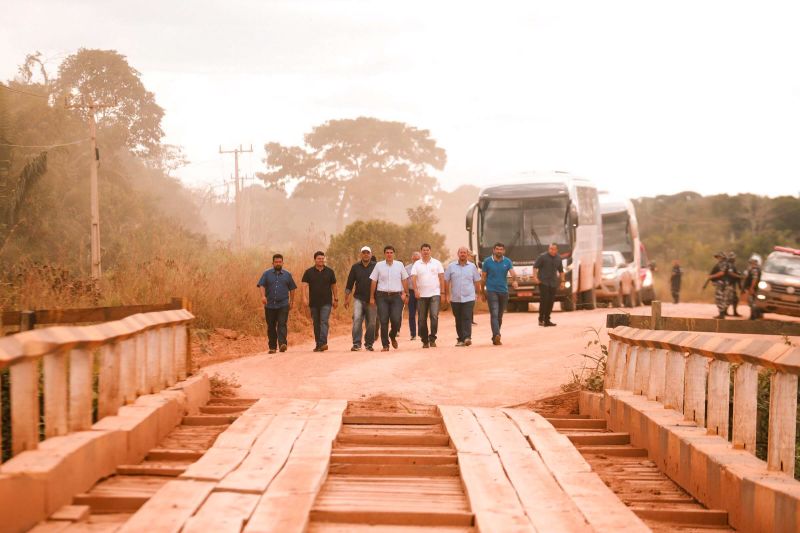 CARAVANA DO GOVER NO " POR TODO O PARÁ NA ESTRADA QUE LIGA  O MUNICÍPIO DE PLACAS A CIDADE DE URUARÁ.

FOTO: MARCO SANTOS / AGÊNCIA PARÁ
DATA: 10.07.2019
URUARÁ - PARÁ <div class='credito_fotos'>Foto: Marco Santos / Ag. Pará   |   <a href='/midias/2019/originais/2886_img_6831.jpg' download><i class='fa-solid fa-download'></i> Download</a></div>