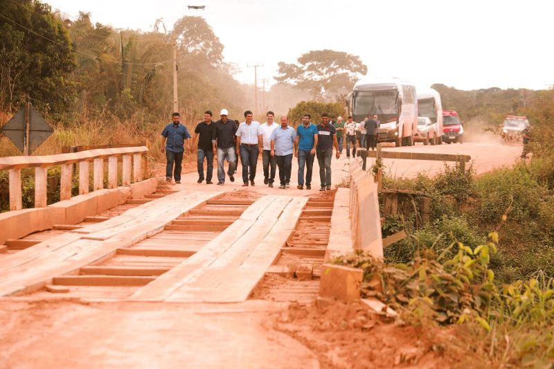 CARAVANA DO GOVER NO " POR TODO O PARÁ NA ESTRADA QUE LIGA  O MUNICÍPIO DE PLACAS A CIDADE DE URUARÁ.

FOTO: MARCO SANTOS / AGÊNCIA PARÁ
DATA: 10.07.2019
URUARÁ - PARÁ <div class='credito_fotos'>Foto: Marco Santos / Ag. Pará   |   <a href='/midias/2019/originais/2886_img_6863.jpg' download><i class='fa-solid fa-download'></i> Download</a></div>