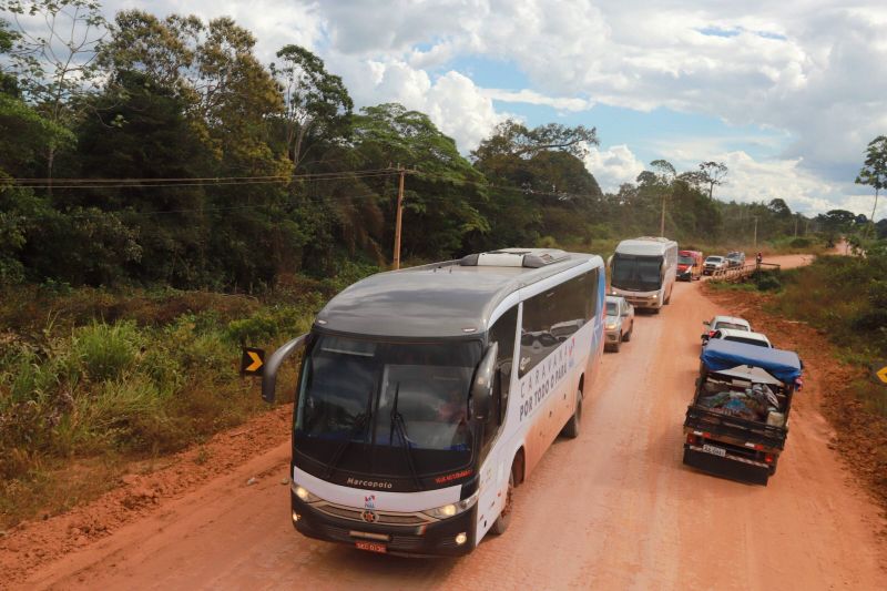 CARAVANA DO GOVER NO " POR TODO O PARÁ NA ESTRADA QUE LIGA  O MUNICÍPIO DE PLACAS A CIDADE DE URUARÁ.

FOTO: MARCO SANTOS / AGÊNCIA PARÁ
DATA: 10.07.2019
URUARÁ - PARÁ <div class='credito_fotos'>Foto: Marco Santos / Ag. Pará   |   <a href='/midias/2019/originais/2886_img_6937.jpg' download><i class='fa-solid fa-download'></i> Download</a></div>