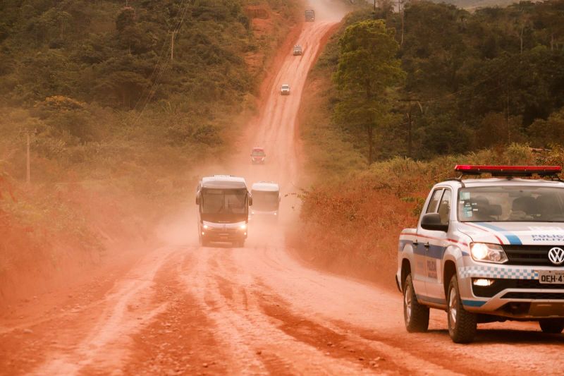 CARAVANA DO GOVER NO " POR TODO O PARÁ NA ESTRADA QUE LIGA  O MUNICÍPIO DE PLACAS A CIDADE DE URUARÁ.

FOTO: MARCO SANTOS / AGÊNCIA PARÁ
DATA: 10.07.2019
URUARÁ - PARÁ <div class='credito_fotos'>Foto: Marco Santos / Ag. Pará   |   <a href='/midias/2019/originais/2886_img_6960.jpg' download><i class='fa-solid fa-download'></i> Download</a></div>