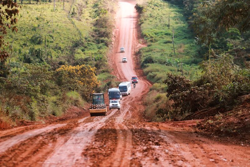 CARAVANA DO GOVER NO " POR TODO O PARÁ NA ESTRADA QUE LIGA  O MUNICÍPIO DE PLACAS A CIDADE DE URUARÁ.

FOTO: MARCO SANTOS / AGÊNCIA PARÁ
DATA: 10.07.2019
URUARÁ - PARÁ <div class='credito_fotos'>Foto: Marco Santos / Ag. Pará   |   <a href='/midias/2019/originais/2886_img_7060.jpg' download><i class='fa-solid fa-download'></i> Download</a></div>