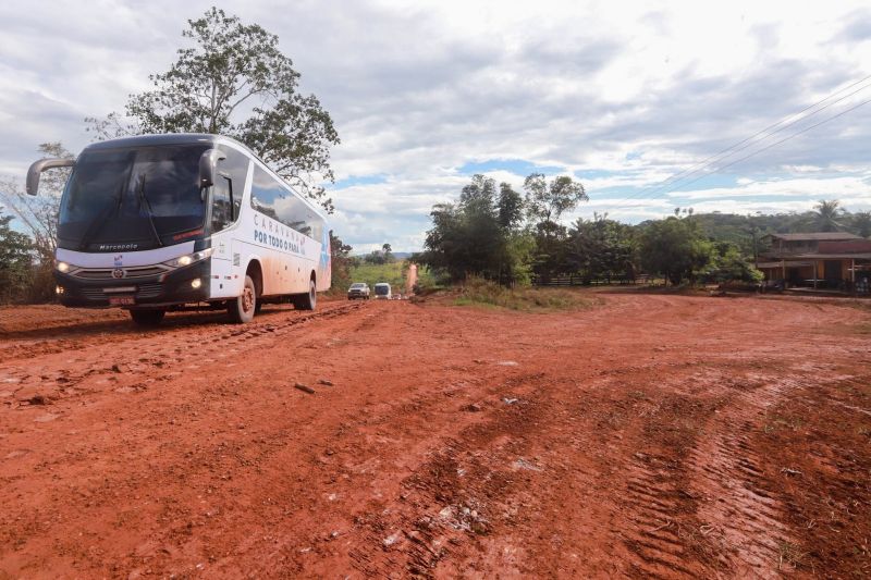 CARAVANA DO GOVER NO " POR TODO O PARÁ NA ESTRADA QUE LIGA  O MUNICÍPIO DE PLACAS A CIDADE DE URUARÁ.

FOTO: MARCO SANTOS / AGÊNCIA PARÁ
DATA: 10.07.2019
URUARÁ - PARÁ <div class='credito_fotos'>Foto: Marco Santos / Ag. Pará   |   <a href='/midias/2019/originais/2886_img_7074.jpg' download><i class='fa-solid fa-download'></i> Download</a></div>