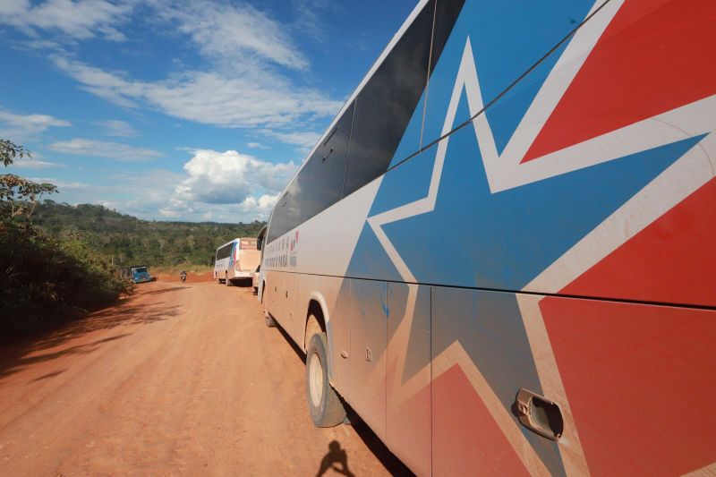 CARAVANA DO GOVER NO " POR TODO O PARÁ NA ESTRADA QUE LIGA  O MUNICÍPIO DE PLACAS A CIDADE DE URUARÁ.

FOTO: MARCO SANTOS / AGÊNCIA PARÁ
DATA: 10.07.2019
URUARÁ - PARÁ <div class='credito_fotos'>Foto: Marco Santos / Ag. Pará   |   <a href='/midias/2019/originais/2886_img_7102.jpg' download><i class='fa-solid fa-download'></i> Download</a></div>