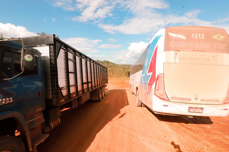 CARAVANA DO GOVER NO " POR TODO O PARÁ NA ESTRADA QUE LIGA  O MUNICÍPIO DE PLACAS A CIDADE DE URUARÁ.

FOTO: MARCO SANTOS / AGÊNCIA PARÁ
DATA: 10.07.2019
URUARÁ - PARÁ <div class='credito_fotos'>Foto: Marco Santos / Ag. Pará   |   <a href='/midias/2019/originais/2886_img_7114.jpg' download><i class='fa-solid fa-download'></i> Download</a></div>