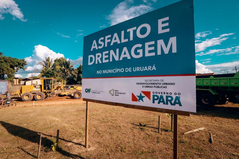 Governador assina termo de início das obras de terraplanagem, pavimentação asfáltica e drenagem pluvial Município de Uruará.

FOTO: MARCO SANTOS / AGÊNCIA PARÁ
DATA: 10.07.2019
URUARÁ - PARÁ <div class='credito_fotos'>Foto: Marco Santos / Ag. Pará   |   <a href='/midias/2019/originais/2887_img_7181.jpg' download><i class='fa-solid fa-download'></i> Download</a></div>