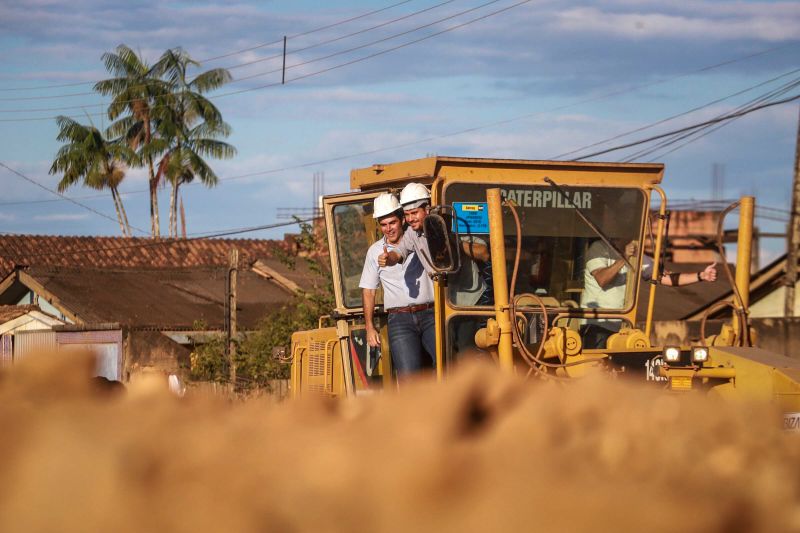 Governador assina termo de início das obras de terraplanagem, pavimentação asfáltica e drenagem pluvial Município de Uruará.

FOTO: MARCO SANTOS / AGÊNCIA PARÁ
DATA: 10.07.2019
URUARÁ - PARÁ <div class='credito_fotos'>Foto: Marco Santos / Ag. Pará   |   <a href='/midias/2019/originais/2887_img_7303.jpg' download><i class='fa-solid fa-download'></i> Download</a></div>