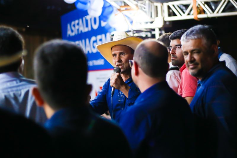 A caravana "Por Todo Pará" chegou em Trairão, na última terça-feira (9), em grande festa. O governador, Helder Barbalho, e sua comitiva participaram da assinatura da ordem de serviço das obras de 12km de pavimentação asfáltica e drenagem pluvial da rua presidente Médici.



 <div class='credito_fotos'>Foto:    |   <a href='/midias/2019/originais/2888_img_7676.jpg' download><i class='fa-solid fa-download'></i> Download</a></div>