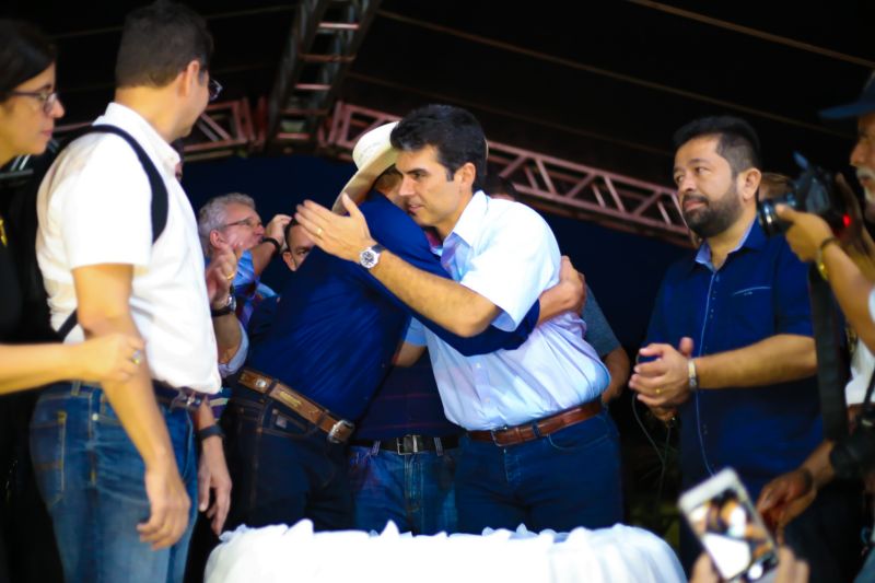 A caravana "Por Todo Pará" chegou em Trairão, na última terça-feira (9), em grande festa. O governador, Helder Barbalho, e sua comitiva participaram da assinatura da ordem de serviço das obras de 12km de pavimentação asfáltica e drenagem pluvial da rua presidente Médici.



 <div class='credito_fotos'>Foto:    |   <a href='/midias/2019/originais/2888_img_7701.jpg' download><i class='fa-solid fa-download'></i> Download</a></div>
