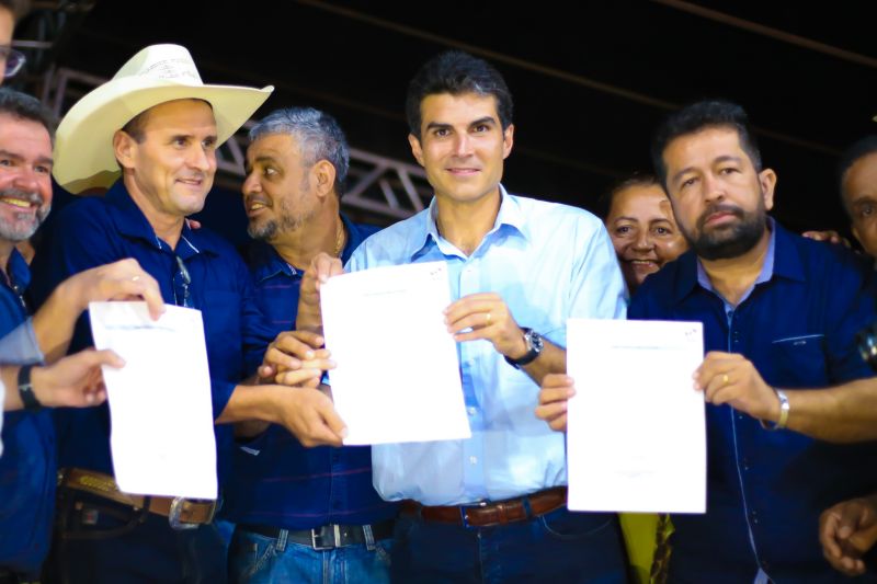 A caravana "Por Todo Pará" chegou em Trairão, na última terça-feira (9), em grande festa. O governador, Helder Barbalho, e sua comitiva participaram da assinatura da ordem de serviço das obras de 12km de pavimentação asfáltica e drenagem pluvial da rua presidente Médici.



 <div class='credito_fotos'>Foto:    |   <a href='/midias/2019/originais/2888_img_7714.jpg' download><i class='fa-solid fa-download'></i> Download</a></div>