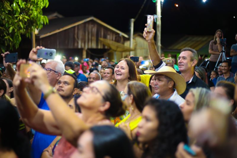 A caravana "Por Todo Pará" chegou em Trairão, na última terça-feira (9), em grande festa. O governador, Helder Barbalho, e sua comitiva participaram da assinatura da ordem de serviço das obras de 12km de pavimentação asfáltica e drenagem pluvial da rua presidente Médici.



 <div class='credito_fotos'>Foto:    |   <a href='/midias/2019/originais/2888_img_7738.jpg' download><i class='fa-solid fa-download'></i> Download</a></div>