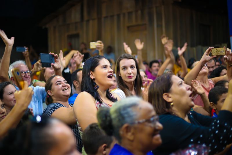 A caravana "Por Todo Pará" chegou em Trairão, na última terça-feira (9), em grande festa. O governador, Helder Barbalho, e sua comitiva participaram da assinatura da ordem de serviço das obras de 12km de pavimentação asfáltica e drenagem pluvial da rua presidente Médici.



 <div class='credito_fotos'>Foto:    |   <a href='/midias/2019/originais/2888_img_7762.jpg' download><i class='fa-solid fa-download'></i> Download</a></div>