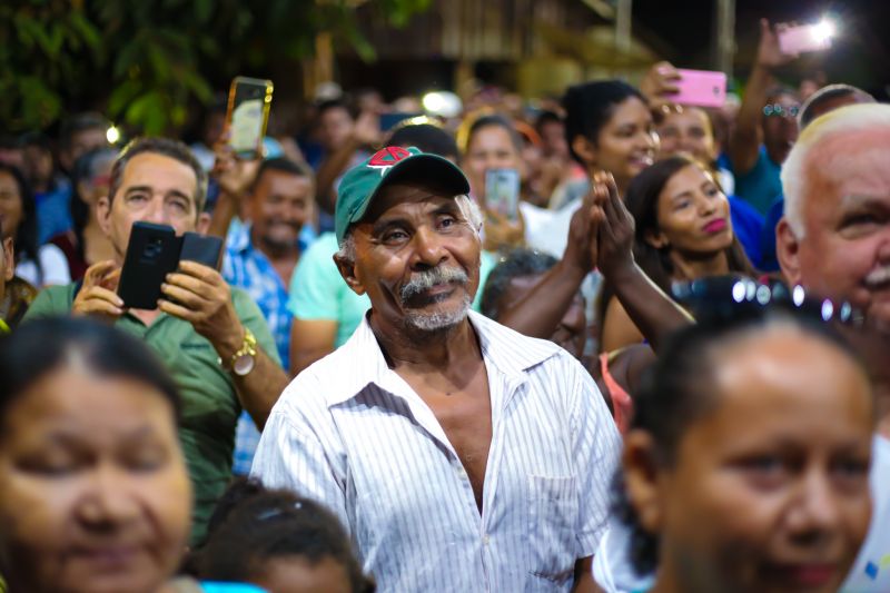 A caravana "Por Todo Pará" chegou em Trairão, na última terça-feira (9), em grande festa. O governador, Helder Barbalho, e sua comitiva participaram da assinatura da ordem de serviço das obras de 12km de pavimentação asfáltica e drenagem pluvial da rua presidente Médici.



 <div class='credito_fotos'>Foto:    |   <a href='/midias/2019/originais/2888_img_7766.jpg' download><i class='fa-solid fa-download'></i> Download</a></div>