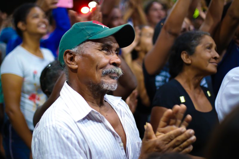 A caravana "Por Todo Pará" chegou em Trairão, na última terça-feira (9), em grande festa. O governador, Helder Barbalho, e sua comitiva participaram da assinatura da ordem de serviço das obras de 12km de pavimentação asfáltica e drenagem pluvial da rua presidente Médici.



 <div class='credito_fotos'>Foto:    |   <a href='/midias/2019/originais/2888_img_7768.jpg' download><i class='fa-solid fa-download'></i> Download</a></div>