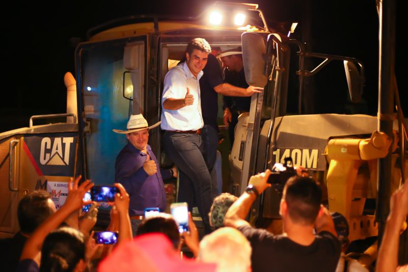 A caravana "Por Todo Pará" chegou em Trairão, na última terça-feira (9), em grande festa. O governador, Helder Barbalho, e sua comitiva participaram da assinatura da ordem de serviço das obras de 12km de pavimentação asfáltica e drenagem pluvial da rua presidente Médici.



 <div class='credito_fotos'>Foto:    |   <a href='/midias/2019/originais/2888_img_7858.jpg' download><i class='fa-solid fa-download'></i> Download</a></div>