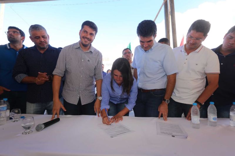 Governador assina termo de início das obras de terraplanagem, pavimentação asfáltica e drenagem pluvial Município de Uruará.


FOTO: ALEX RIBEIRO / AGÊNCIA PARÁ
DATA: 10.07.2019
URUARÁ - PARÁ <div class='credito_fotos'>Foto: Alex Ribeiro / Ag. Pará   |   <a href='/midias/2019/originais/2889_uruara-alexribeiro-agpara6.jpg' download><i class='fa-solid fa-download'></i> Download</a></div>