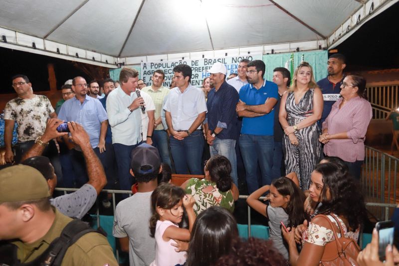 Governador assina termo de início das obras de terraplanagem, pavimentação asfáltica e drenagem pluvial Município de Brasil Novo.

FOTO: MARCO SANTOS / AGÊNCIA PARÁ
DATA: 10.07.2019
BRASIL NOVO - PARÁ <div class='credito_fotos'>Foto: Marco Santos / Ag. Pará   |   <a href='/midias/2019/originais/2891_img_7437.jpg' download><i class='fa-solid fa-download'></i> Download</a></div>