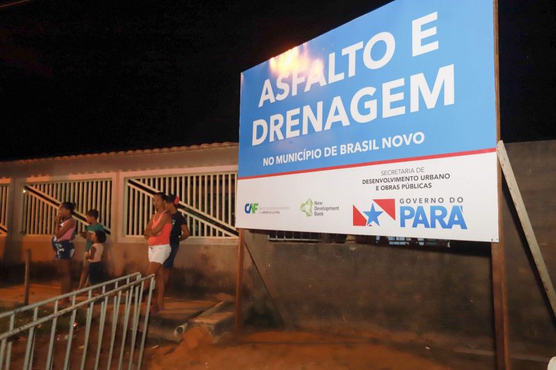 Governador assina termo de início das obras de terraplanagem, pavimentação asfáltica e drenagem pluvial Município de Brasil Novo.

FOTO: MARCO SANTOS / AGÊNCIA PARÁ
DATA: 10.07.2019
BRASIL NOVO - PARÁ <div class='credito_fotos'>Foto: Marco Santos / Ag. Pará   |   <a href='/midias/2019/originais/2891_img_7442.jpg' download><i class='fa-solid fa-download'></i> Download</a></div>