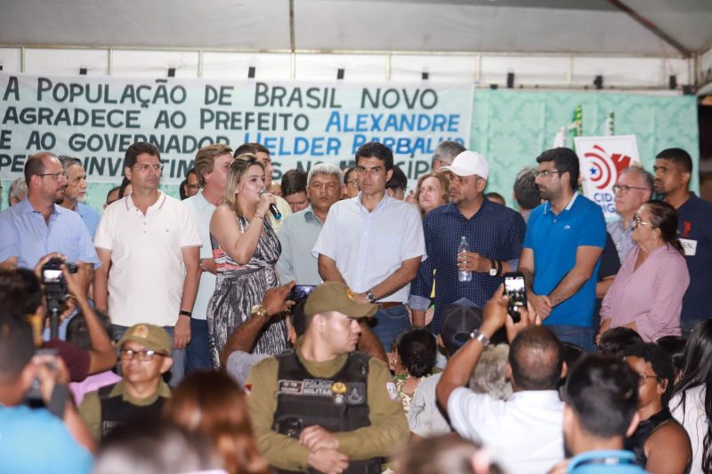 Governador assina termo de início das obras de terraplanagem, pavimentação asfáltica e drenagem pluvial Município de Brasil Novo.

FOTO: MARCO SANTOS / AGÊNCIA PARÁ
DATA: 10.07.2019
BRASIL NOVO - PARÁ <div class='credito_fotos'>Foto: Marco Santos / Ag. Pará   |   <a href='/midias/2019/originais/2891_img_7451.jpg' download><i class='fa-solid fa-download'></i> Download</a></div>