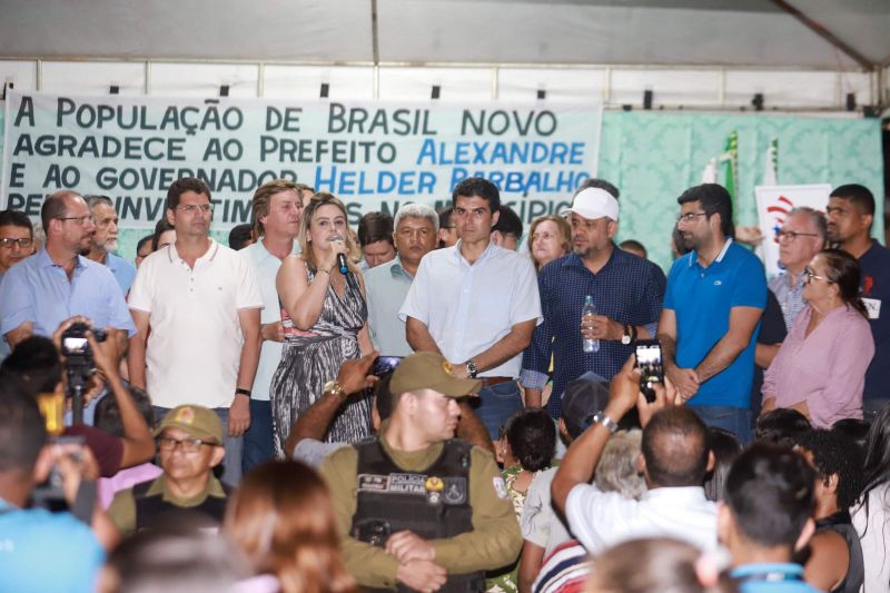 Governador assina termo de início das obras de terraplanagem, pavimentação asfáltica e drenagem pluvial Município de Brasil Novo.

FOTO: MARCO SANTOS / AGÊNCIA PARÁ
DATA: 10.07.2019
BRASIL NOVO - PARÁ <div class='credito_fotos'>Foto: Marco Santos / Ag. Pará   |   <a href='/midias/2019/originais/2891_img_7452.jpg' download><i class='fa-solid fa-download'></i> Download</a></div>