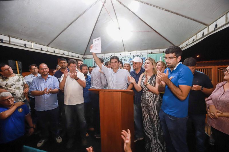 Governador assina termo de início das obras de terraplanagem, pavimentação asfáltica e drenagem pluvial Município de Brasil Novo.

FOTO: MARCO SANTOS / AGÊNCIA PARÁ
DATA: 10.07.2019
BRASIL NOVO - PARÁ <div class='credito_fotos'>Foto: Marco Santos / Ag. Pará   |   <a href='/midias/2019/originais/2891_img_7514.jpg' download><i class='fa-solid fa-download'></i> Download</a></div>