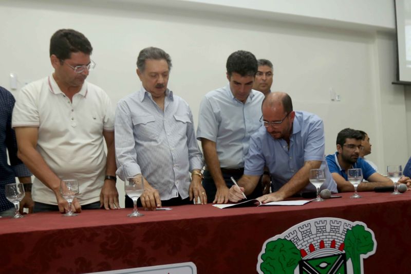 Governador assina convênio de pavimentação asfaltica em Altamira.

FOTO: ALEX RIBEIRO / AGÊNCIA PARÁ
DATA: 10.07.2019
ALTAMIRA - PARÁ <div class='credito_fotos'>Foto: Alex Ribeiro / Ag. Pará   |   <a href='/midias/2019/originais/2892_altamira.jpg' download><i class='fa-solid fa-download'></i> Download</a></div>