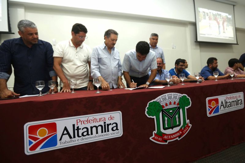 Governador assina convênio de pavimentação asfaltica em Altamira.

FOTO: ALEX RIBEIRO / AGÊNCIA PARÁ
DATA: 10.07.2019
ALTAMIRA - PARÁ <div class='credito_fotos'>Foto: Alex Ribeiro / Ag. Pará   |   <a href='/midias/2019/originais/2892_altamira3.jpg' download><i class='fa-solid fa-download'></i> Download</a></div>